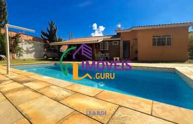 Imagem: A casa possui 3 Dormitórios, 2 Banheiros, 3 Vagas na garagem