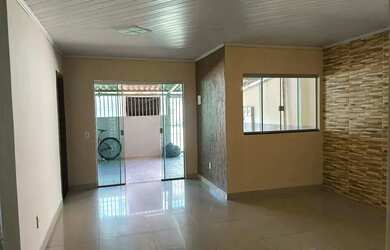 Imagem: A casa possui 3 Dormitórios, 2 Banheiros, 2 Vagas na garagem