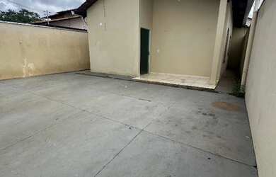 Imagem: A casa possui 2 Dormitórios, 1 Banheiro e 2 Vagas na garagem