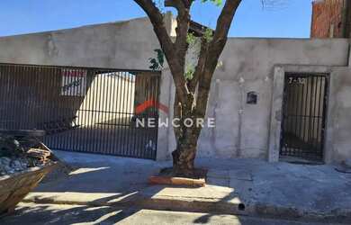 Imagem: A casa possui 2 Dormitórios, 2 Banheiros, 2 Vagas na garagem