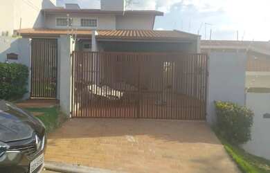 Imagem: A casa possui 3 Dormitórios, 5 Banheiros, 4 Vagas na garagem