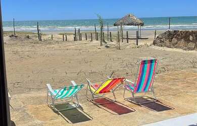 Imagem: A casa possui 2 Dormitórios, Acomodam 10 pessoas, 4 Vagas na