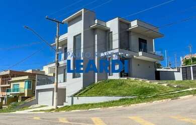 Imagem: A casa em condomínio possui 3 Dormitórios, 3 Banheiros, 4