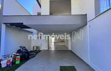 Imagem: A casa possui 3 Dormitórios, 2 Banheiros, 2 Vagas na garagem