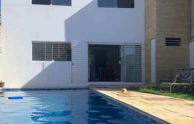 Imagem: A casa possui 4 Dormitórios, 3 Banheiros, 2 Vagas na garagem