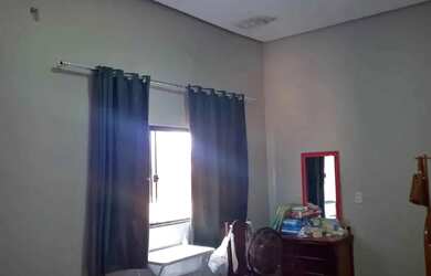 Imagem: A casa possui 2 Dormitórios e 1 Banheiro e está localizado