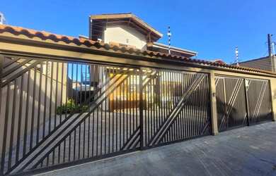 Imagem: A casa possui 5 Dormitórios, 5 Banheiros, 5 Vagas na garagem