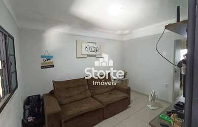 Imagem: A casa possui 3 Dormitórios, 2 Banheiros, 4 Vagas na garagem