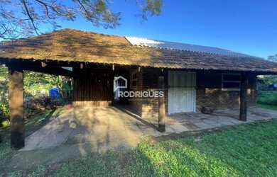 Imagem: A casa possui 2 Dormitórios, 1 Banheiro, 1 Vaga na garagem