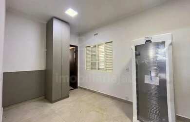 Imagem: A casa possui 1 Dormitório, 1 Banheiro, 1 Vaga na garagem e