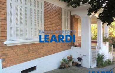 Imagem: A casa possui 4 Dormitórios, 4 Banheiros, 5 Vagas na garagem