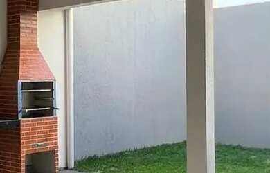 Imagem: A casa à venda possui 2 Dormitórios, 2 Banheiros, 1 Vaga na