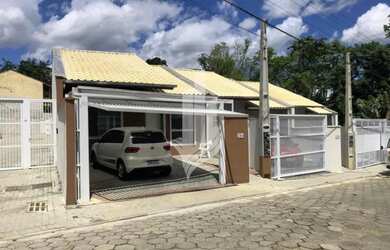 Imagem: A casa possui 2 Dormitórios, 1 Banheiro, 2 Vagas na garagem