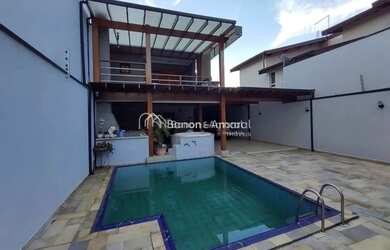 Imagem: A casa possui 4 Dormitórios, 3 Banheiros, 5 Vagas na garagem