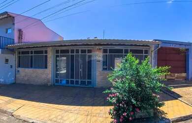 Imagem: A casa possui 3 Dormitórios, 3 Banheiros, 3 Vagas na garagem