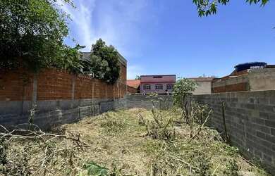 Imagem: O terreno possui 225m² de Área e está localizado em Campo