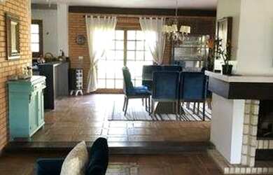 Imagem: A casa possui 4 Dormitórios, 2 Banheiros, 4 Vagas na garagem