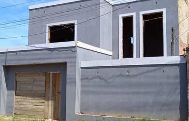 Imagem: A casa possui 3 Dormitórios, 2 Banheiros, 4 Vagas na garagem