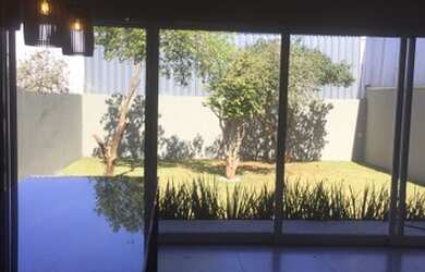 Imagem: A casa possui 3 Dormitórios, 3 Banheiros, 2 Vagas na garagem