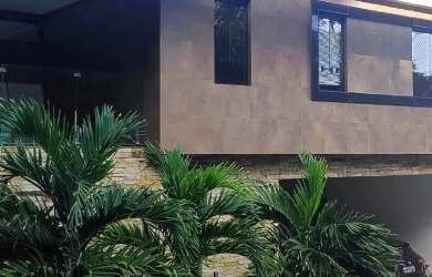 Imagem: A casa em condomínio possui 5 Dormitórios, 4 Banheiros, 450m²