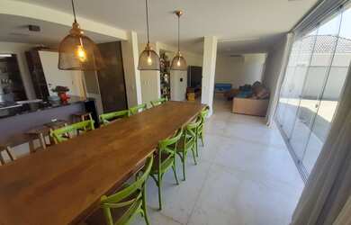 Imagem: A casa em condomínio possui 4 Dormitórios, 5 Banheiros, 5