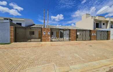 Imagem: A casa possui 3 Dormitórios, 2 Banheiros, 2 Vagas na garagem