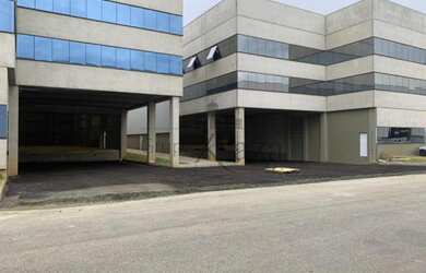 Imagem: O depósito possui 5 Vagas na garagem e está localizado em