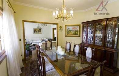 Imagem: A casa possui 4 Dormitórios, 5 Banheiros, 4 Vagas na garagem