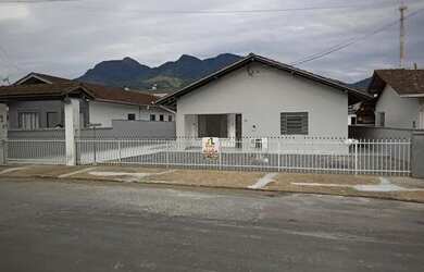 Imagem: A casa possui 2 Dormitórios, 2 Banheiros, 2 Vagas na garagem