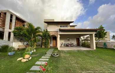 Imagem: A casa possui 4 Dormitórios, 5 Banheiros, 2 Vagas na garagem