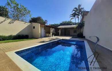 Imagem: A casa possui 2 Dormitórios, 3 Banheiros, 5 Vagas na garagem