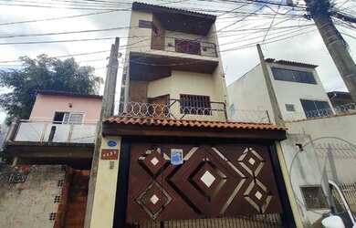 Imagem: A casa possui 3 Dormitórios, 3 Banheiros, 2 Vagas na garagem