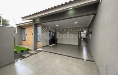 Imagem: A casa possui 3 Dormitórios, 3 Banheiros, 2 Vagas na garagem