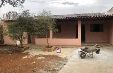 Imagem: A casa possui 3 Dormitórios, 1 Banheiro, 3 Vagas na garagem