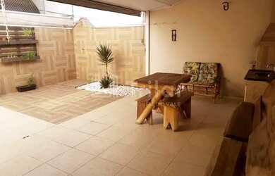 Imagem: A casa possui 3 Dormitórios, 3 Banheiros, 3 Vagas na garagem