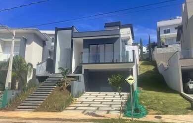 Imagem: A casa em condomínio possui 3 Dormitórios, 4 Banheiros, 4