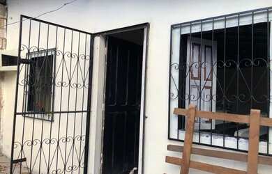 Imagem: A casa possui 2 Dormitórios, 1 Banheiro, 1 Vaga na garagem