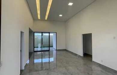 Imagem: A casa possui 3 Dormitórios, 2 Banheiros, 1 Vaga na garagem