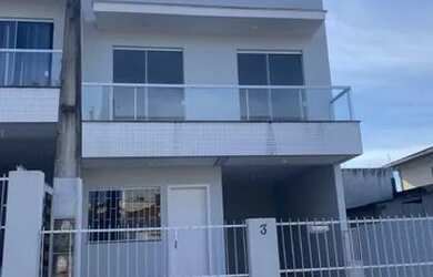 Imagem: A casa possui 2 Dormitórios, 2 Banheiros e 1 Vaga na garagem