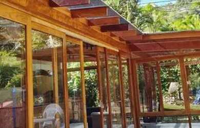 Imagem: A casa possui 3 Dormitórios, 1 Banheiro, 2 Vagas na garagem