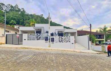 Imagem: A casa possui 3 Dormitórios, 2 Banheiros, 1 Vaga na garagem