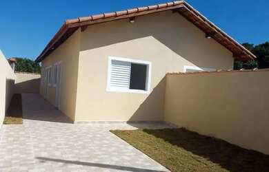 Imagem: A casa possui 3 Dormitórios, 2 Banheiros, 1 Vaga na garagem