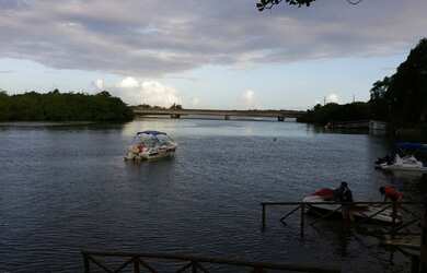 Imagem: A casa possui 5 Dormitórios, 5 Banheiros, 4 Vagas na garagem