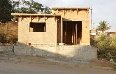 Imagem: A casa possui 3 Dormitórios, 2 Banheiros, 5 Vagas na garagem