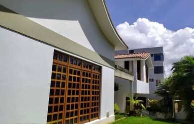 Imagem: A casa possui 4 Dormitórios, 4 Vagas na garagem, 450m² de