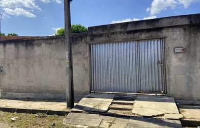 Imagem: A casa possui 2 Dormitórios, 2 Banheiros, 2 Vagas na garagem