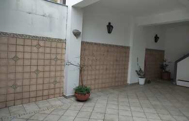 Imagem: A casa possui 3 Dormitórios, 5 Banheiros, 3 Vagas na garagem