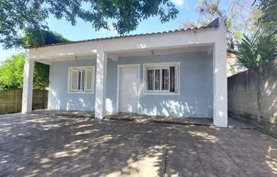 Imagem: A casa possui 3 Dormitórios, 2 Banheiros, 2 Vagas na garagem