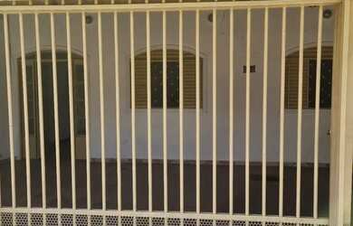 Imagem: A casa possui 3 Dormitórios, 2 Banheiros, 3 Vagas na garagem