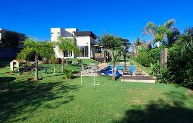 Imagem: A casa em condomínio possui 3 Dormitórios, 3 Banheiros, 200m²